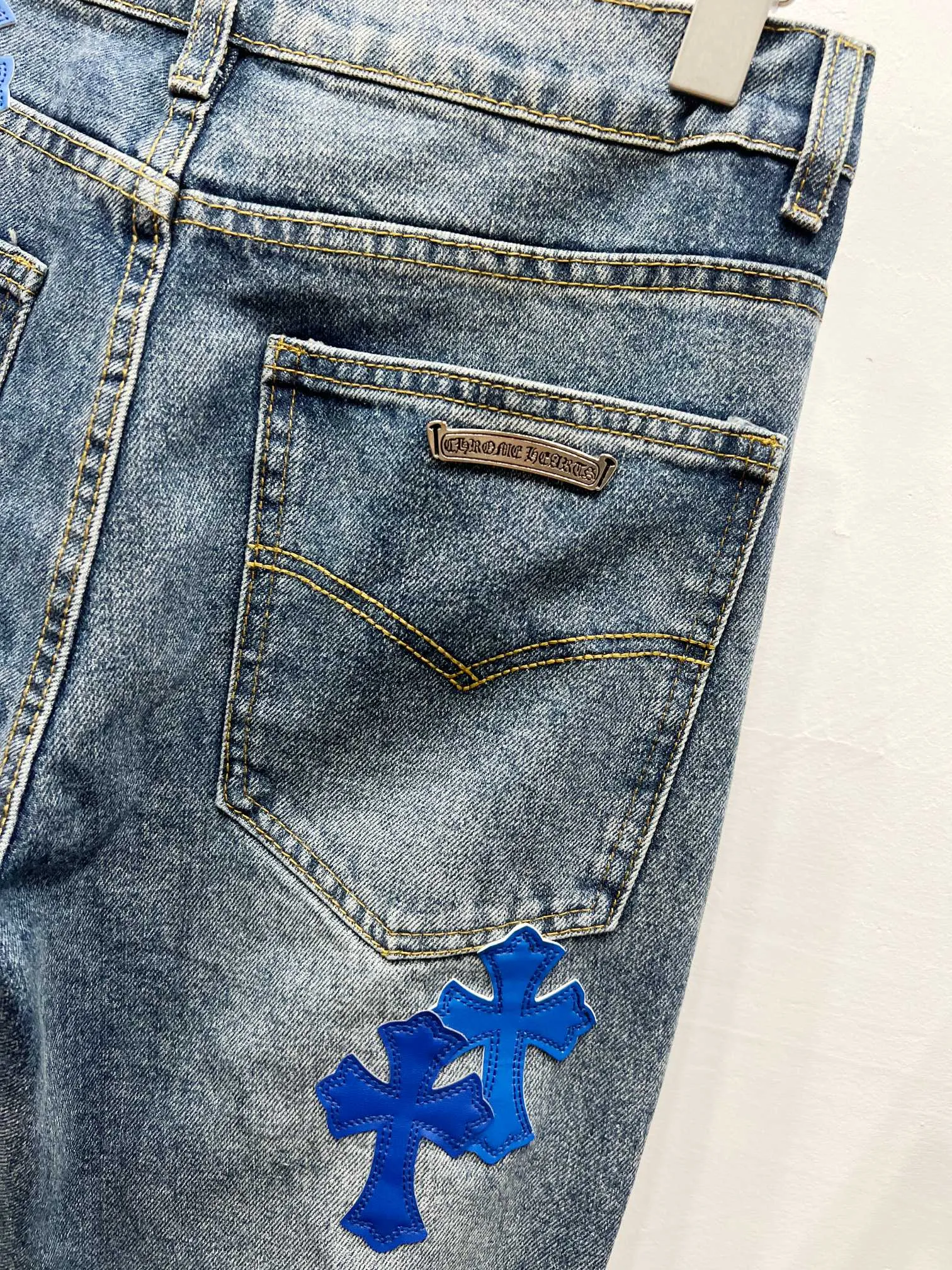 P260 Style No.: (c012) Crow Heart & 𝐂𝐡𝐫𝐨𝐦𝐞 𝐇𝐞𝐚𝐫𝐭 ss25 new graffiti letters blue and white cross patchwork leather couple style loose washed micro-boot jeans. Styles with different washed textures are very friendly to people with thin legs. The micro-flare version perfectly modifies the leg shape. The timeless and moderate length makes it easy to match and match. It is the basis for various styles and is a must-have in your wardrobe! The fabric is stiff but also makes the upper body soft without losing texture. The washing process is even more perfect. It is a must-have item for everyone! ! ! Washed wheat, hang tag, pants label, three labels complete Color: blue Size: 28-30-32-34-36